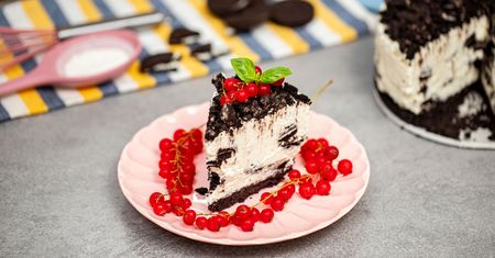 Błyskawiczne ciasto a'la Oreo, które jest rozkoszą dla podniebienia. Nie wymaga pieczenia