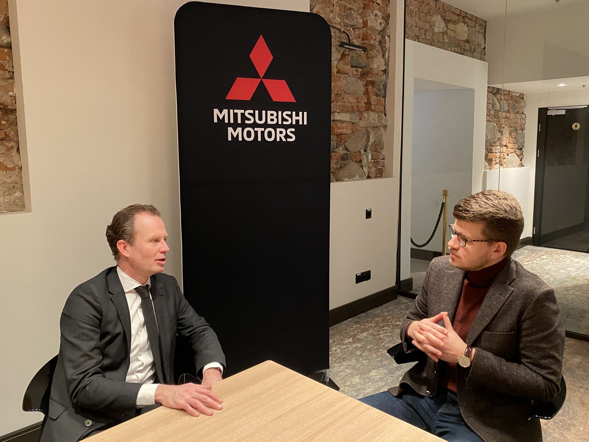 Frank Krol, prezes Mitsubishi Motors Europe i Błażej Buliński, dziennikarz Autokult.pl