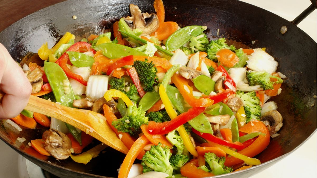 Stir fry tradycyjnie przygotowuje się w naczyniu o nazwie wok