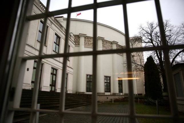 Wadza przyznaa sobie wysokie podwyki Pace urzdnikw pastwowych w gr nawet o ponad tysic zotych 