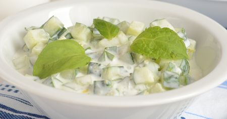 Podaj do kotletów mizerię po turecku. Rodzina będzie oblizywać talerze