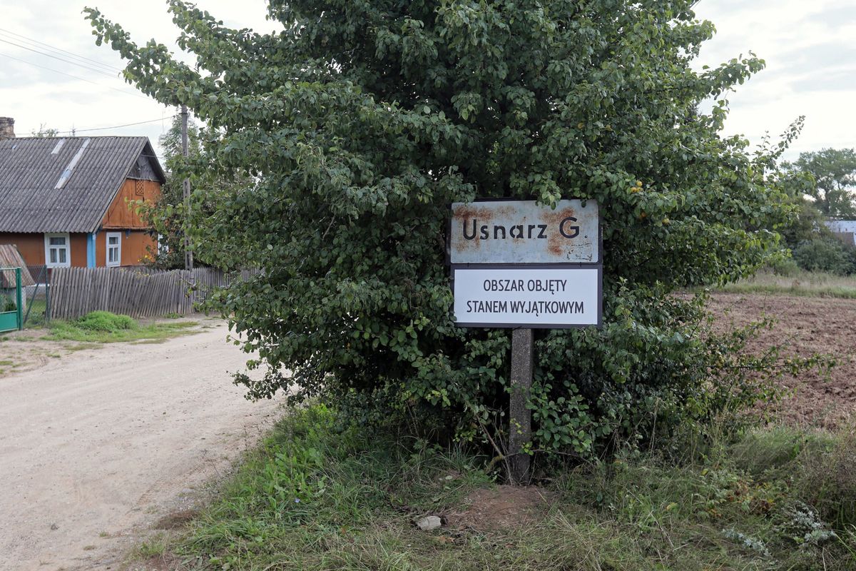 W przygranicznych miejscowościach można zobaczyć tabliczki informujące o stanie wyjątkowym 