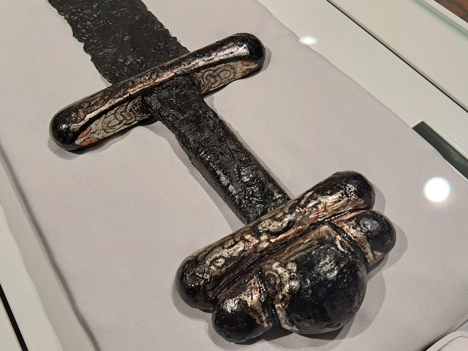 Ten cenny artefakt, miecz wikiński typu S został wyłowiony we Wł