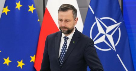 "Przestańcie kłamać". Szef MON reaguje na wpis posła PiS