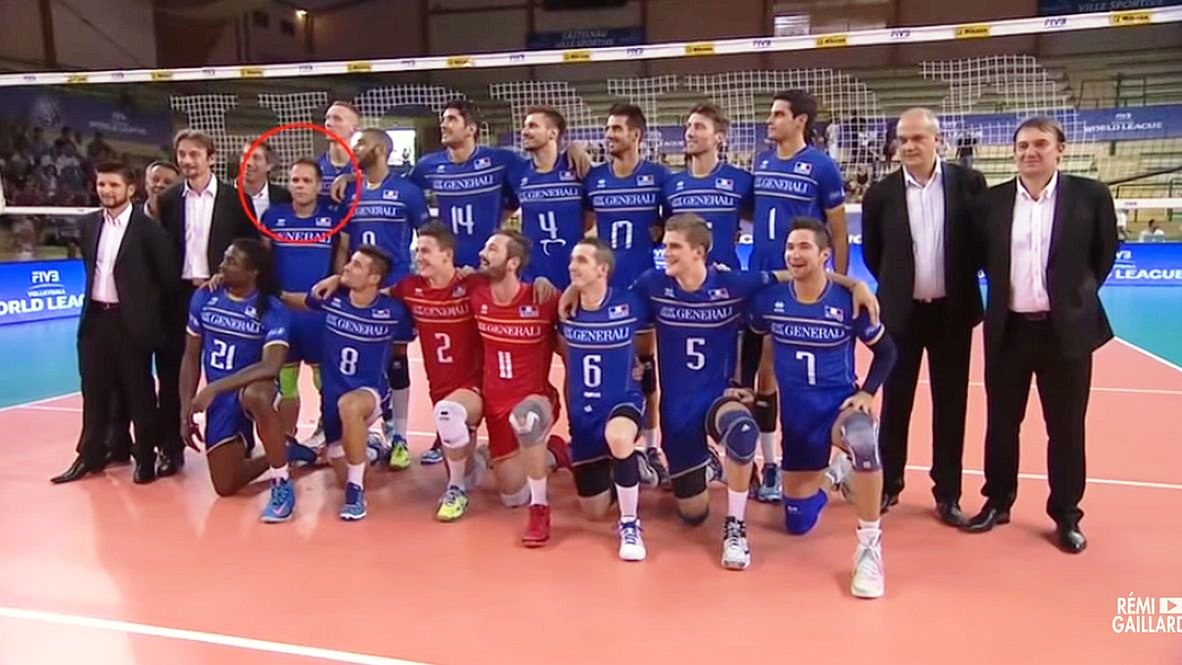 YouTube / Na zdjęciu: Remi Gaillard z kadrą siatkarzy 
