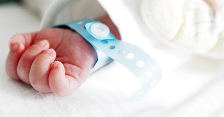 Niemowlę połknęło agrafkę. Lekarka odesłała rodziców do innego szpitala