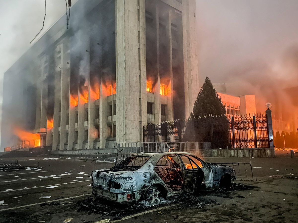 Kryzys w Kazachstanie. Na ulicach wojsko, płoną budynki rządowe 
