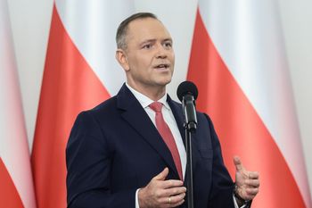 Flightradar24 pokazuje zwrot samolotu Nawrockiego. Prezydent przerywa podróż