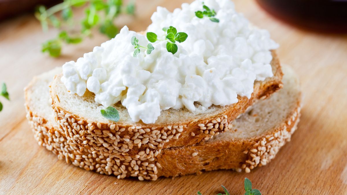 Serek wiejski na kanapce