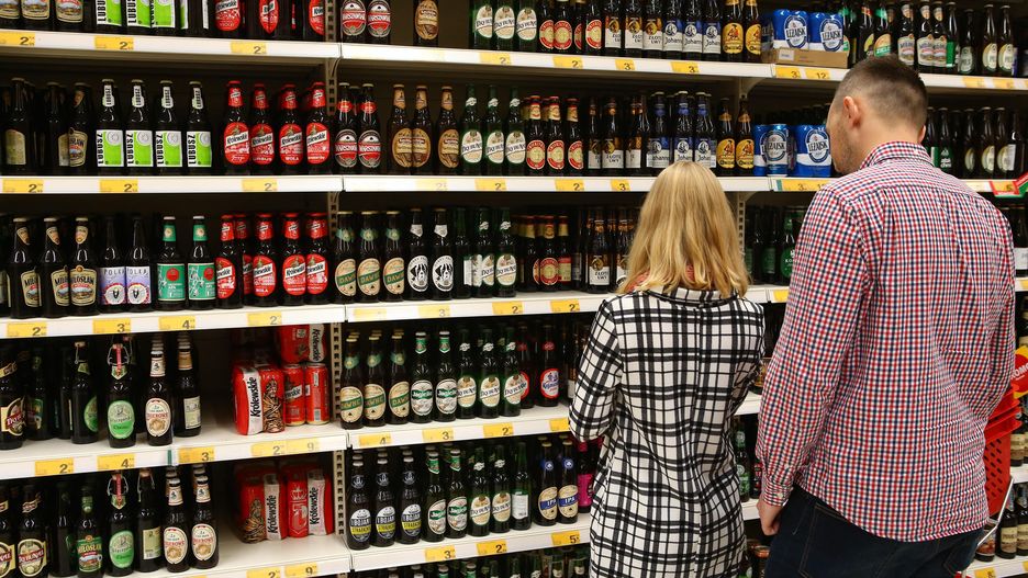 Burzliwą dyskusję o alkoholu wywołał pomysł ograniczeniu jego sprzedaży na stacjach benzynowych