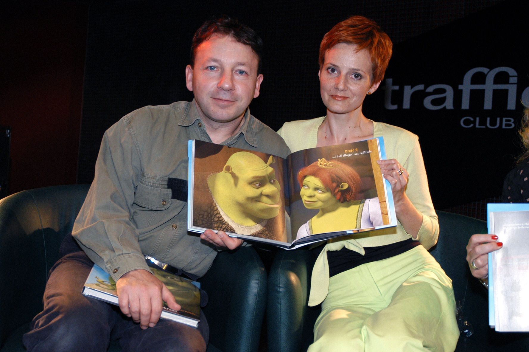scena z: Zbigniew Zamachowski, Agnieszka Kunikowska
SK: ksi��ka, aktor, lipiec 2004, Shrek 2, Shrek 2 - spotkanie z aktorami, aktorka, zielone spodnie, zielona bluzka
fot. Warda/AKPA