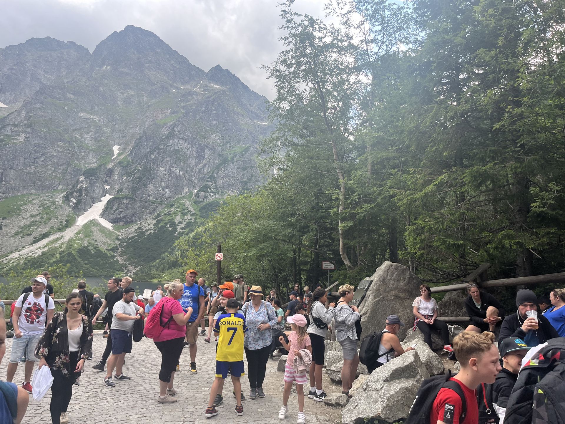 Słoneczna niedziela nad Morskim Okiem
