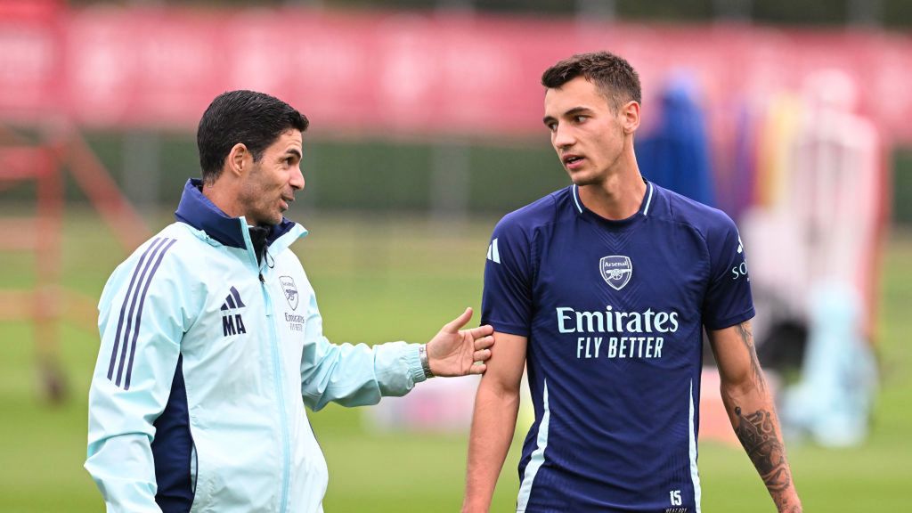 Getty Images /  Stuart MacFarlane/Arsenal FC / Mikel Arteta i Jakub Kiwior na treningu Arsenalu