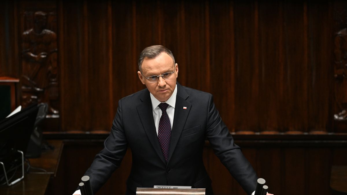 Prezydent Anrzej Duda przemawia na sali sejmowej w Warszawie podczas posiedzenia inaugurującego X kadencję izby