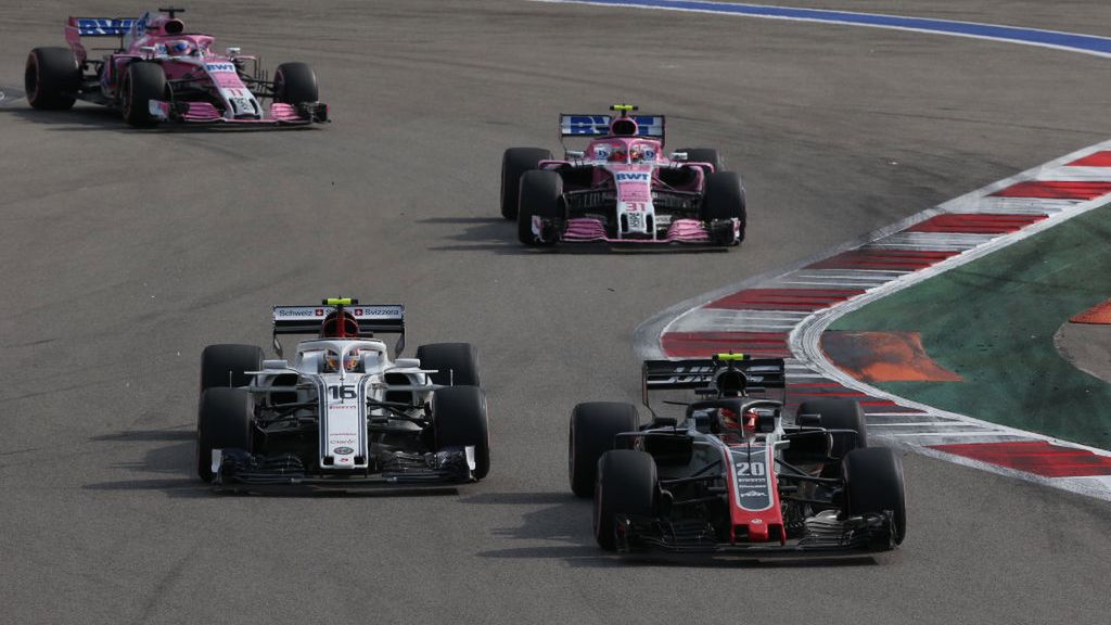 Getty Images / Charles Coates / Na zdjęciu: Charles Leclerc (z lewej) i Kevin Magnussen. Za nimi Esteban Ocon i Sergio Perez w bolidach Racing Point Force India