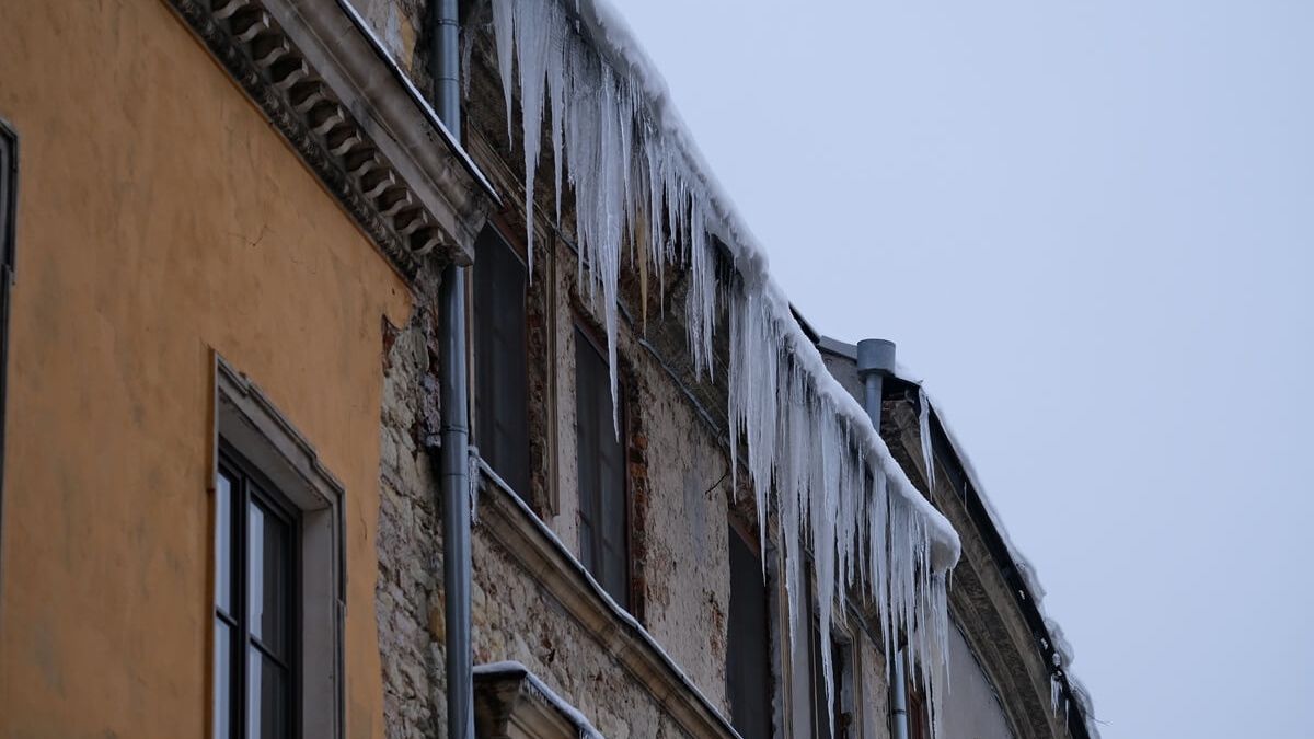 Sople wiszące na budynku