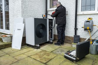 Rząd wsadził Polaków na minę? "Zmuszał do ekologii, teraz wbija szpilę w plecy"