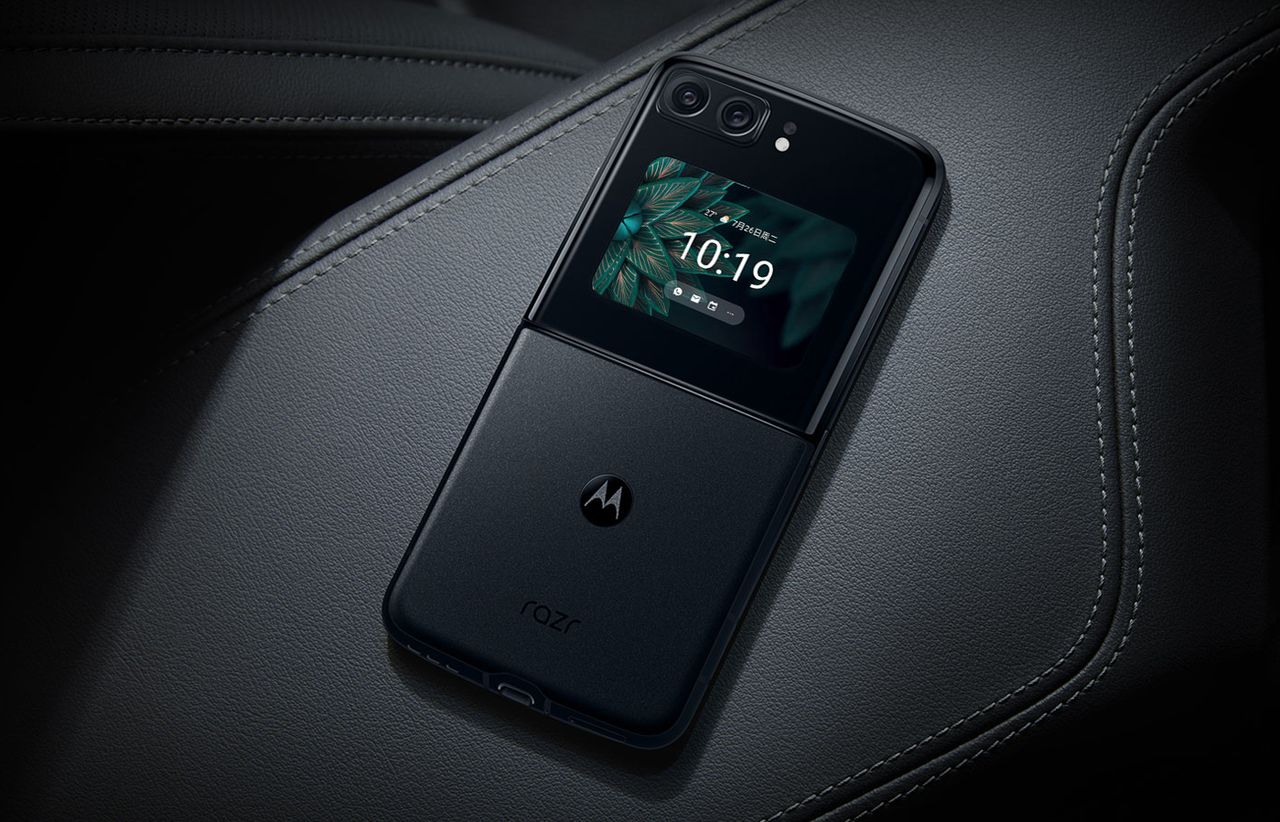 Składana Motorola Moto razr 2022 w Polsce. Galaxy Z Flip 4 ma mocną konkurencję