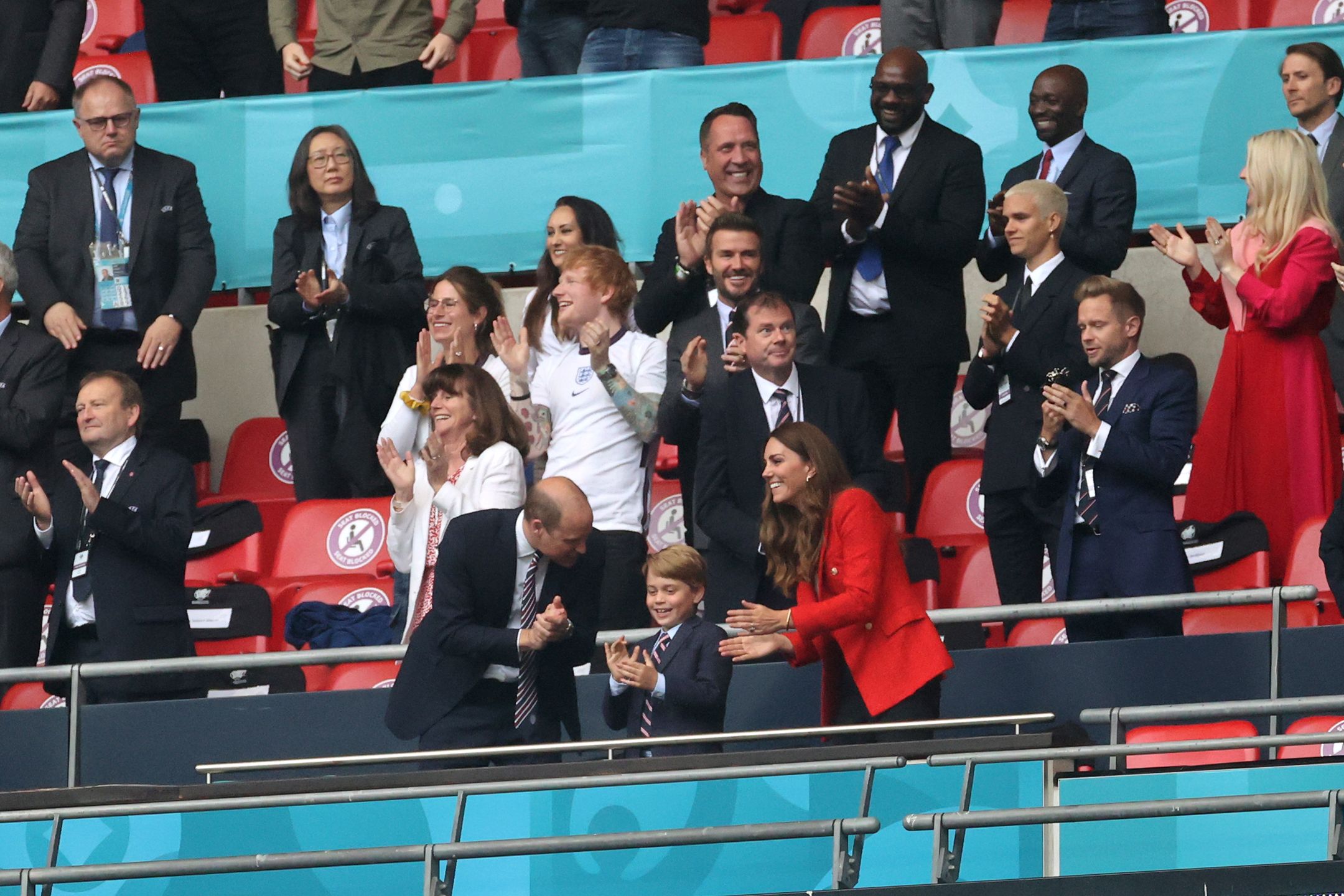 William, Kate i George na wtorkowym meczu. 7-letni syn pary kibicował... w garniturze