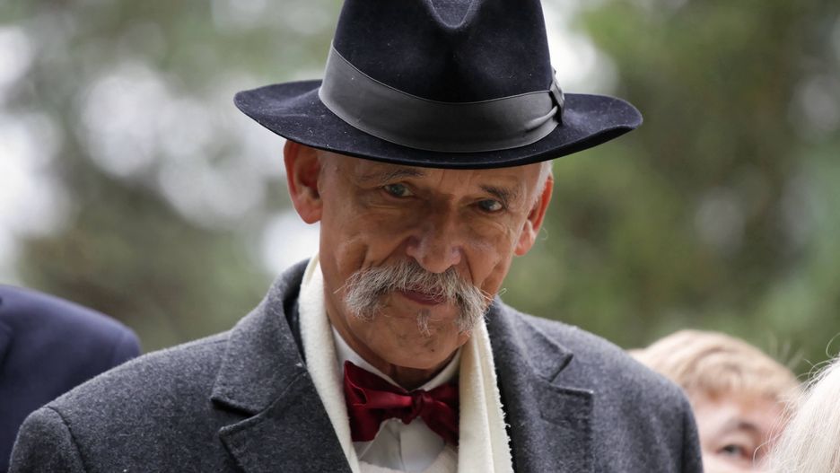 Janusz Korwin-Mikke wybrał się na zakupy w masce i goglach.