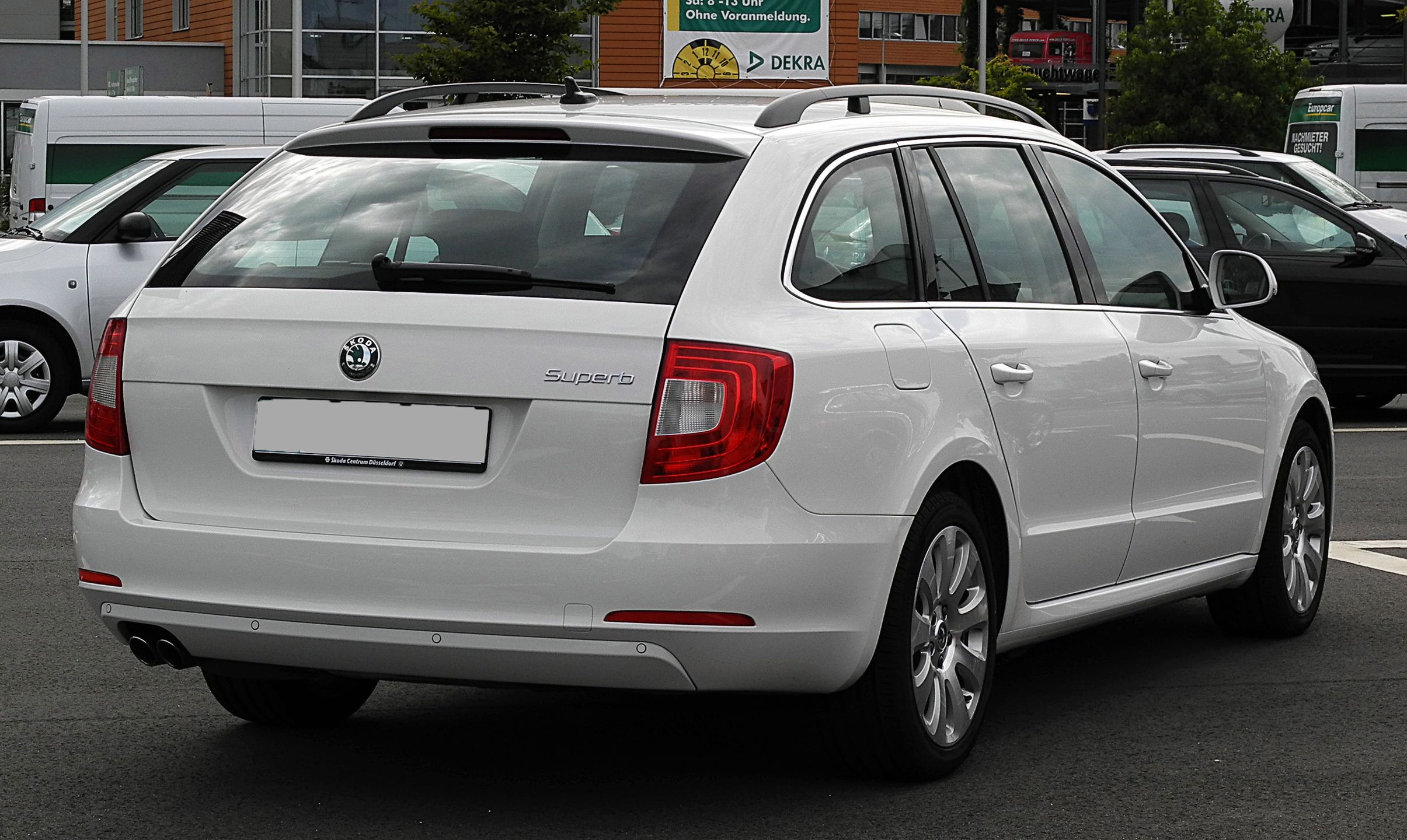 Skoda Superb Combi posiada dwa aktywne światła tylne przeciwmgłowe - w odróżnieniu od np. modelu Octavia, gdzie świeci tylko jedno przeciwmgielne po lewej, które zintegrowane jest z pozycyjnym. W symetrycznym kloszu prawym Octavii jest tylko żarówka światła pozycyjnego. To jest przykład braku konsekwencji u niektórych producentów samochodów.