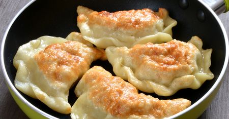 Skórka będzie złocista i chrupiąca. Wlej na patelnię, na której smażysz pierogi