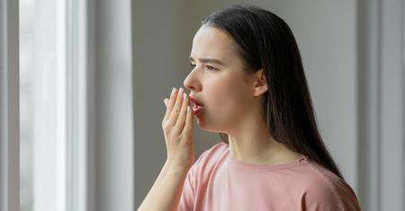 Dziwny posmak w ustach? Lekarz mówi, na co zwrócić uwagę