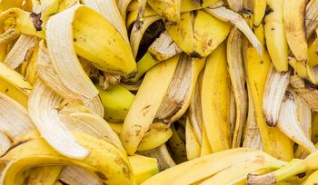 Nie wyrzucaj skórek po bananach. To bomba witaminowa dla ogrodu i domu