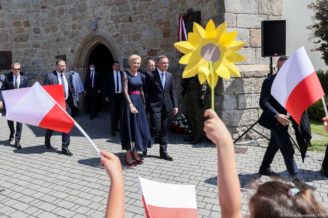 Agata Duda w ciemnej kreacji