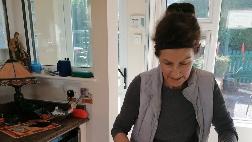 Kobieta wyprasowała banknoty w obawie przed koronawirusem