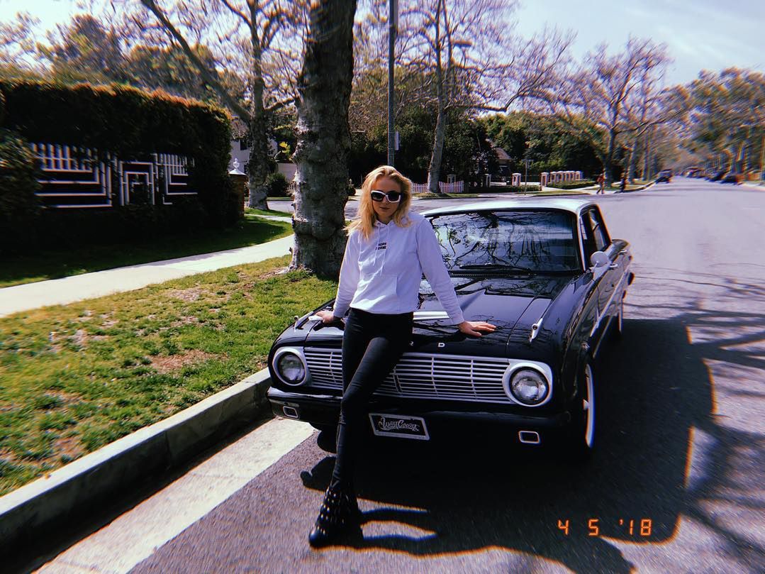 Sophie Turner i Ford Falcon 63'