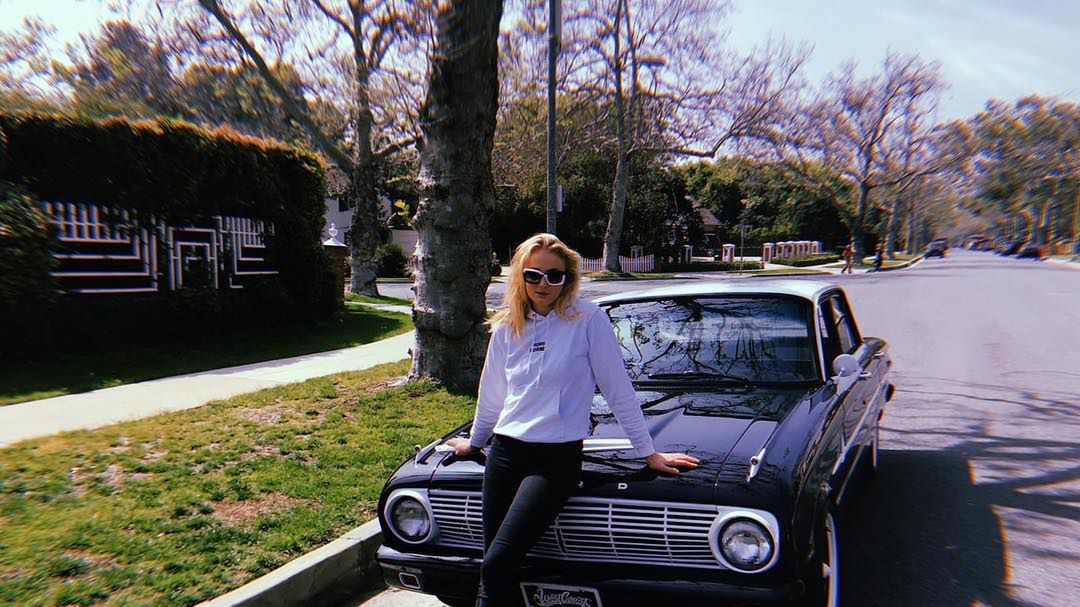 Sophie Turner i Ford Falcon 63'