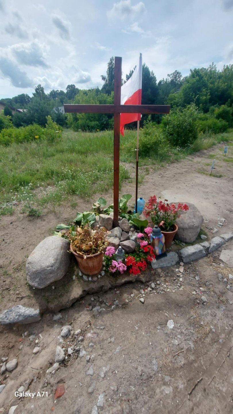 Krzyż przy ul. Parkowej pojawił się w połowie czerwca. - To miejsce modlitwy do Boga o zdrowie i ochronę przed trującym odorem z kompostowni – piszą mieszkańcy.