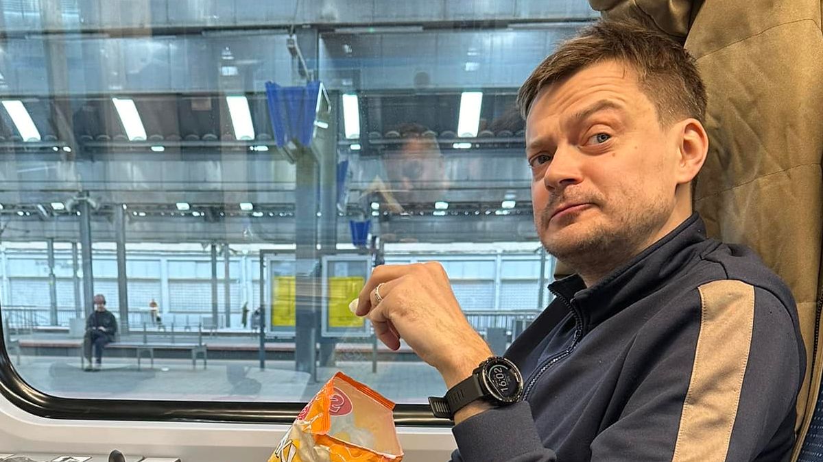 Andrzej Mierzejewski w pociągu.