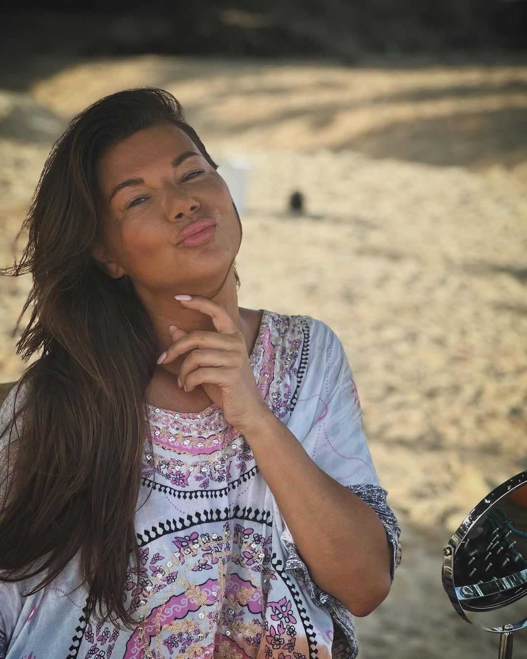 Edyta Górniak pozuje topless na plaży