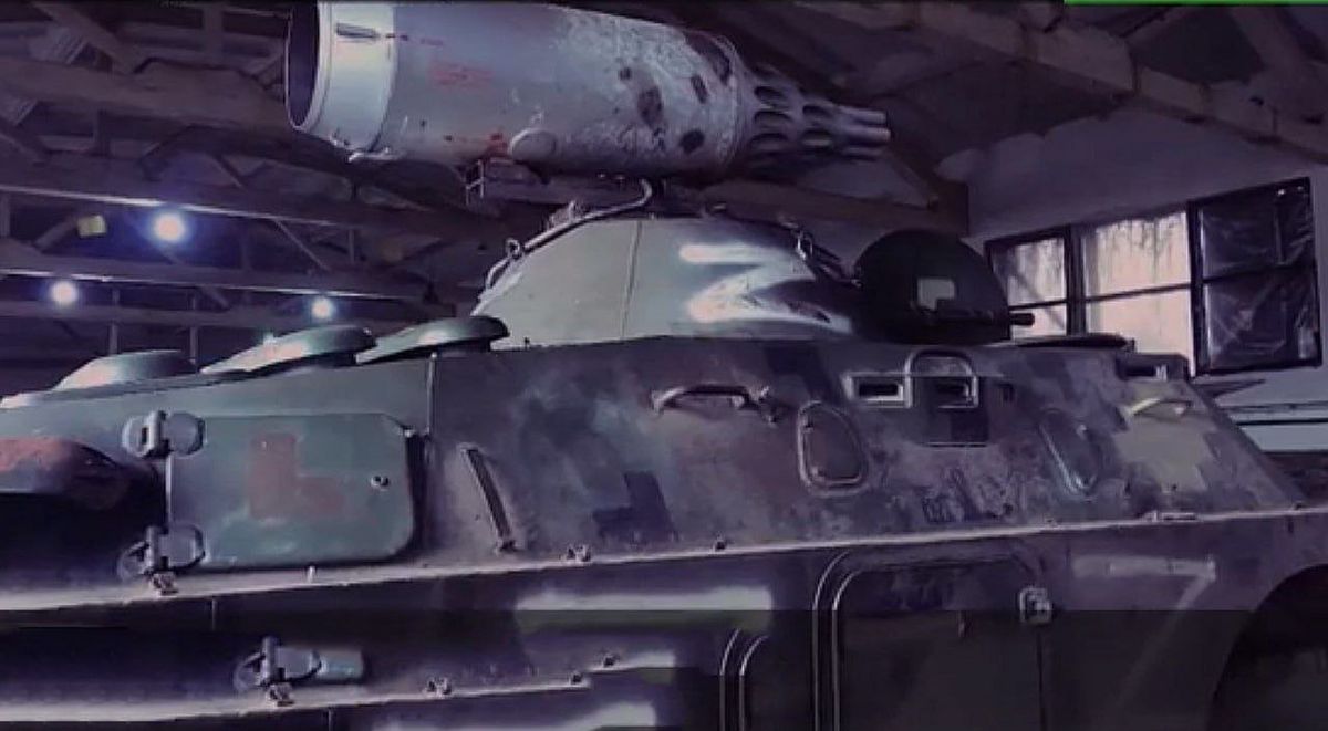 Zdobyty przez Ukraińców rosyjski wóz rozpoznawczy BRDM-2 z zamontowaną wyrzutnią rakiet niekierowanych S-5 (zdjęcie ilustracyjne)