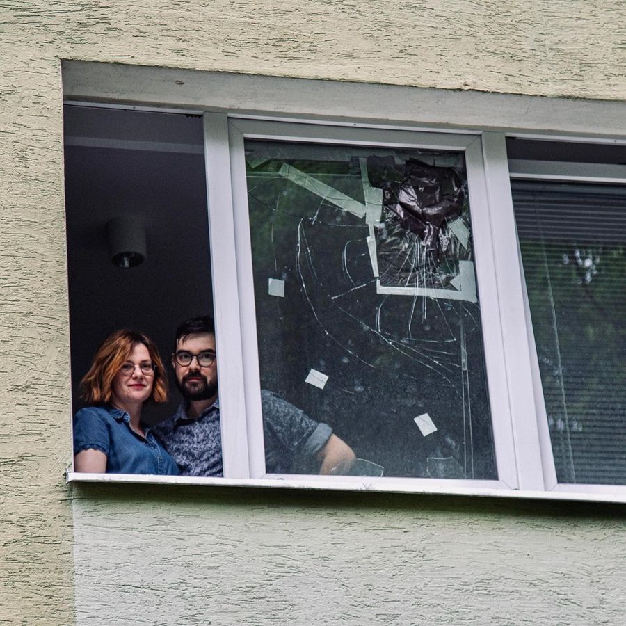 Para z Warszawy straciła szybę w oknie przez FLAGĘ: "Nie wieszajcie tej szmaty w oknie"