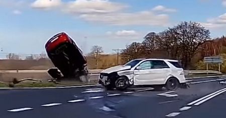 Mazda wbiła się w luksusowego mercedesa. Wypadek na DW 112 nagrała kamera