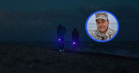 Wychodzą na plaże wieczorami. Aż roi się od niebieskich światełek