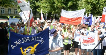 Zwolnienia w Poczcie Polskiej. Związkowcy zapowiadają walkę