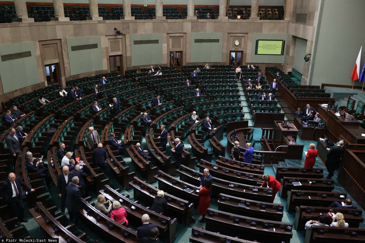 Gorący dzień w Sejmie. Ważą się losy miliardów dla Polski