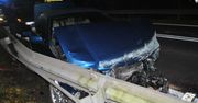 Ostrożnica: 21-latek rozbił BMW na barierach energochłonnych. Chciał zmylić policjantów mówiąc, że był pasażerem