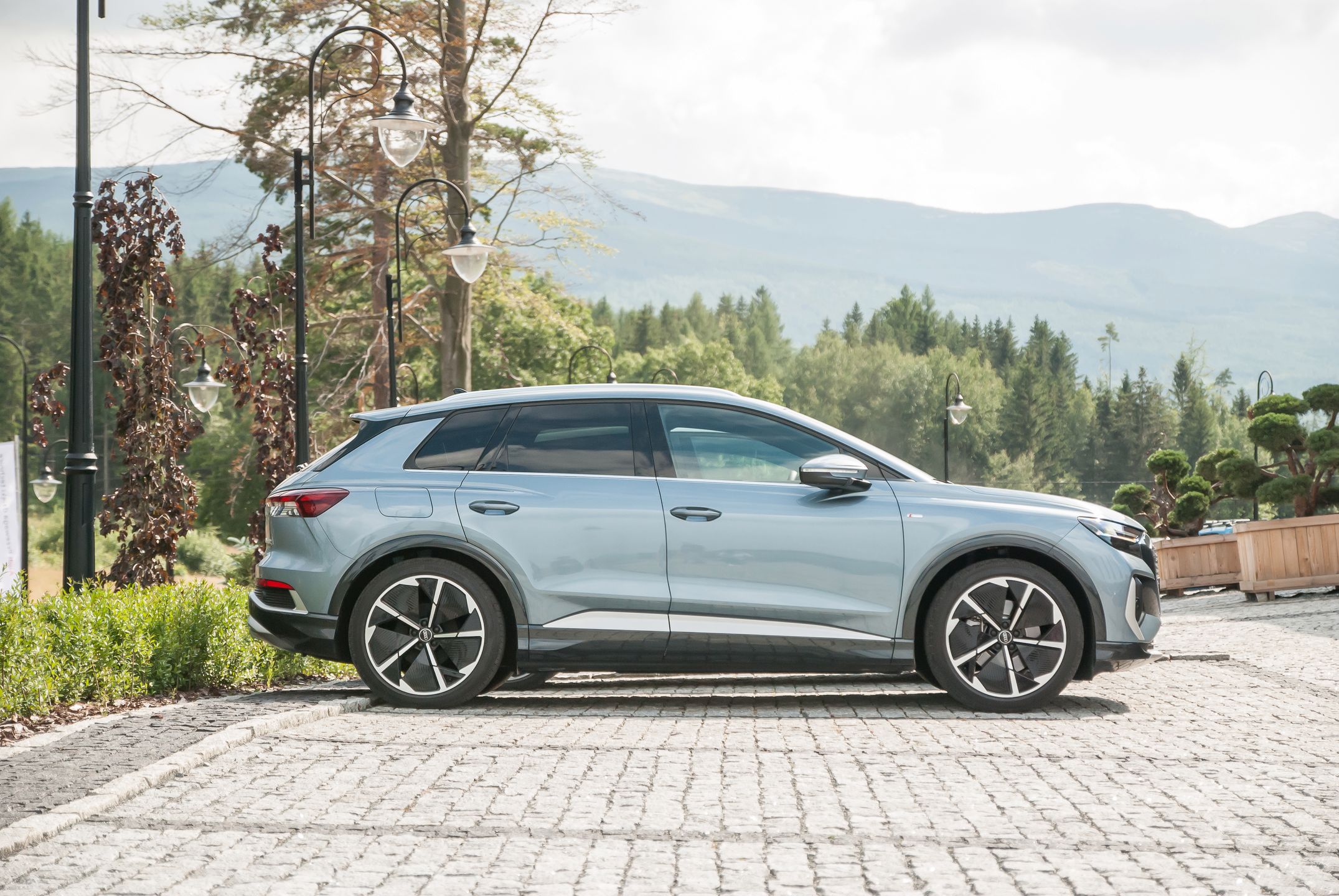 Audi Q4 e-tron z profilu