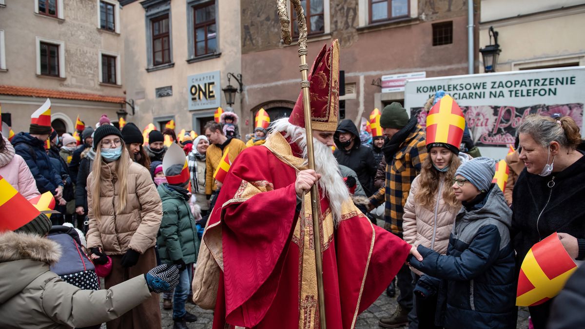 Lublin, 05.12.2021. Uczestnicy Orszaku Św. Mikołaja w Lublinie, 5 bm. Św. Mikołaj odwiedzi dzieci z domów dziecka oraz pacjentów Uniwersyteckiego Szpitala Dziecięcego. (sko) PAP/Wojtek Jargiło