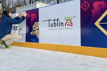 Lublin: Lodowisko w centrum staruje już w niedzielę. Symboliczna cena za ślizganie