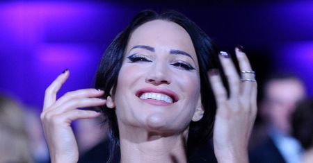 51-letnia Justyna Steczkowska chwali się OBŁĘDNĄ sylwetką, taplając się w basenie niczym syrenka (FOTO)