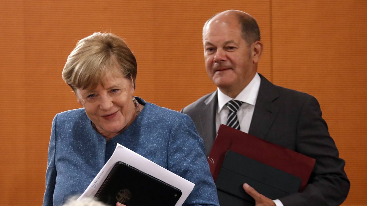 German government cabinet meeting at the chancellery in Berlin
epa08598650 German Chancellor Angela Merkel (L) and Finance Minister Olaf Scholz (R) arrive for a cabinet meeting at the German chancellery in Berlin, Germany, 12 August 2020. The cabinet of the German government meets on a regular basis.  EPA/FELIPE TRUEBA / POOL 
Dostawca: PAP/EPA.
FELIPE TRUEBA / POOL