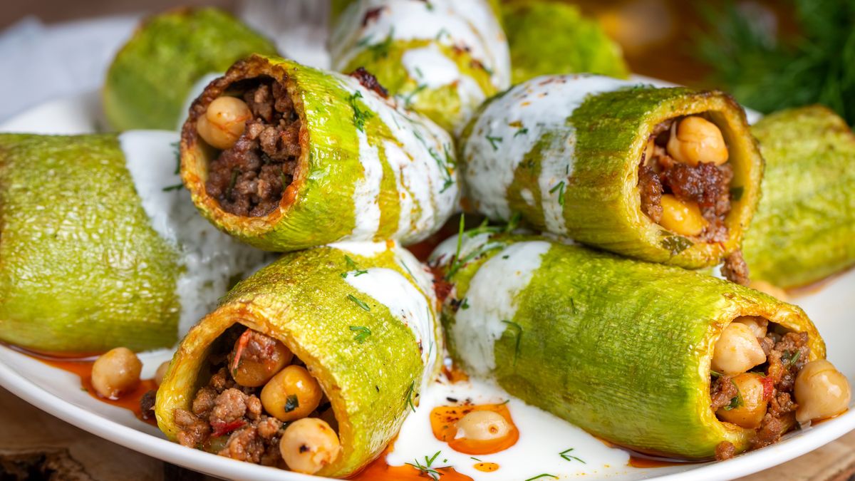 Tradycyjne tureckie danie z cukinii