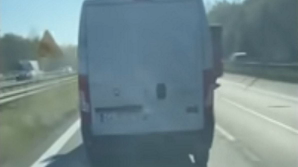 Bus jadący przed karetką