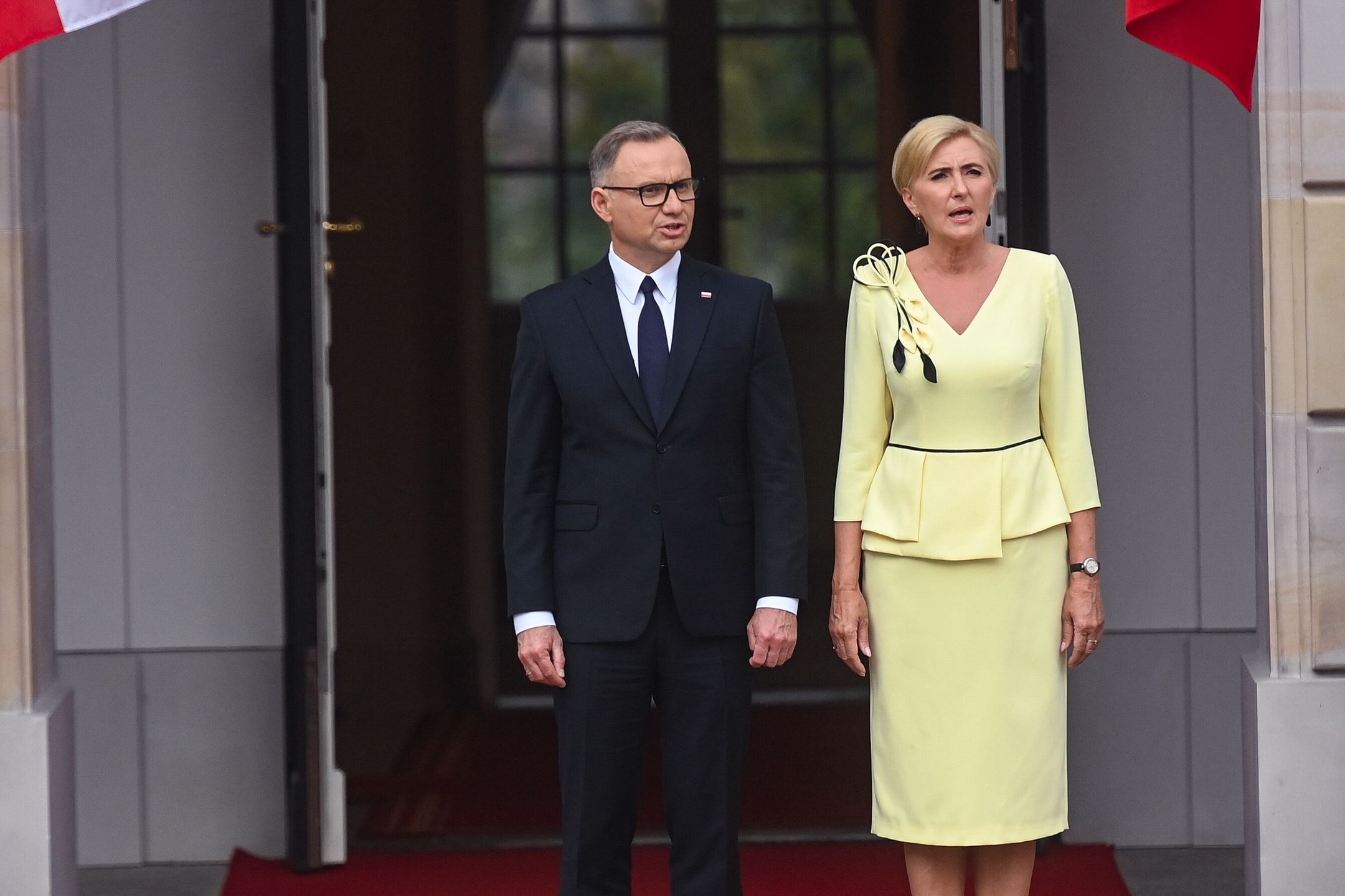 Warszawa, 05.08.2025. Prezydent RP Andrzej Duda (L) oraz pierwsza dama Agata Kornhauser-Duda (P) podczas uroczystości pożegnania z Siłami Zbrojnymi RP, 5 bm. na dziedzińcu Pałacu Prezydenckiego w Warszawie. Zgodnie z Konstytucją, prezydent jest najwyższym zwierzchnikiem Sił Zbrojnych RP. W dniu 6 sierpnia br., wraz z zaprzysiężeniem następcy, Karola Nawrockiego, zakończy się dziesięcioletnia prezydentura Andrzeja Dudy. (sko) PAP/Piotr Nowak